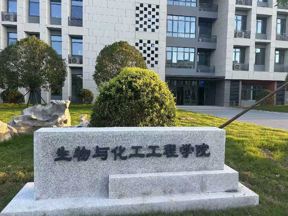 平乐县扬州职业大学体育场高杆灯项目
